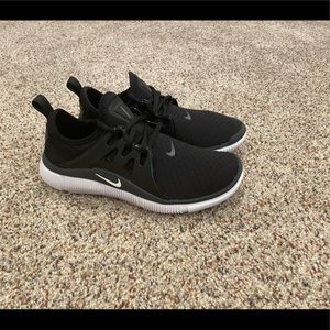 Women’s Nike tennis shoes